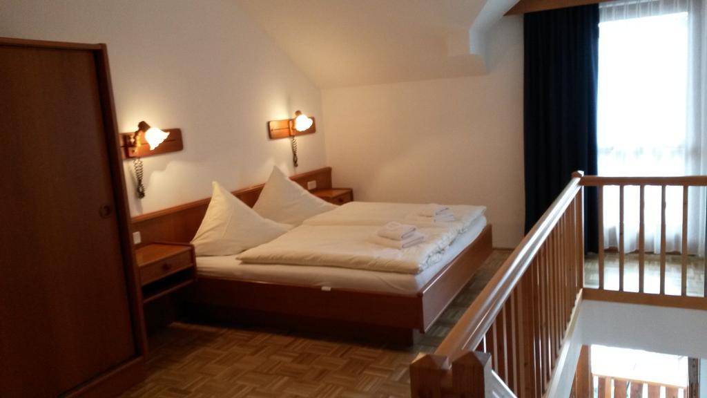 Panoramablickhotel - Lakeview Apartments أنينهايم الغرفة الصورة
