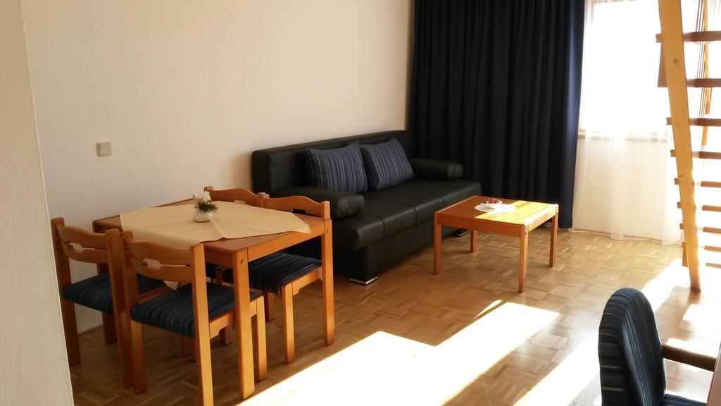 Panoramablickhotel - Lakeview Apartments أنينهايم الغرفة الصورة